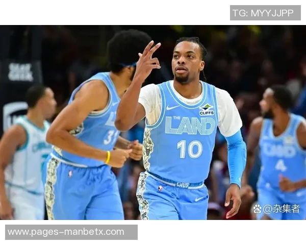 双塔组合表现出色小莫布里与阿伦半场联手贡献15分8篮板助力球队